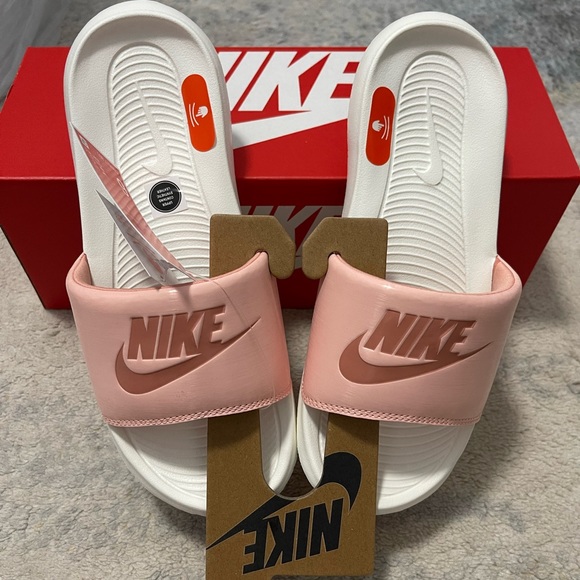NIB Women Size 8 Nike Victori One Slides In Arctic Orange/Sail/Light Madder Root - Picture 11 of 12